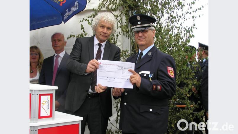 Mit einem Scheck über 1 000 Euro an Kommandant Albert Thalhammer würdigte Landrat Wolfgang Lippert (links) das Engagement der Riglasreuther Brandschützer. Bild: öt