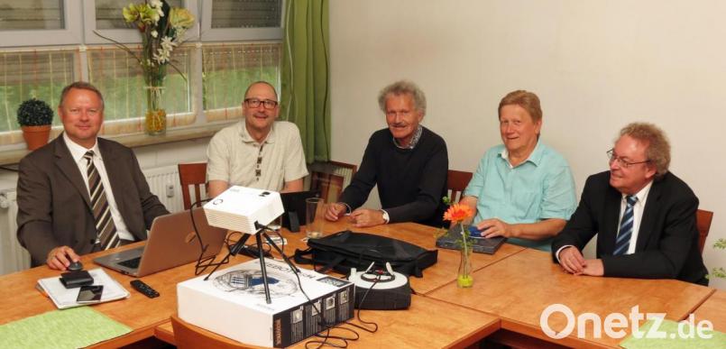 Das Ergebnis der zweitägigen Klausurtagung der Freien Wähler Weiden präsentieren (von links) Bernhard Herzog und Peter Leitermann, Vorsitzender Bernhard Schlicht, Rainer Sindersberger sowie Otmar Neubauer. Bild: Dobmeier