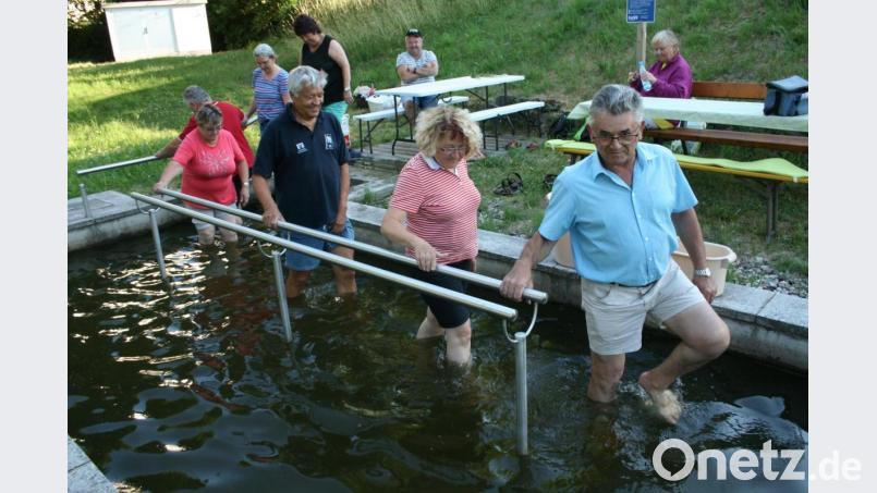 Sichtlich Spaß bereitete der Storchengang beim Wassertreten. Bild: roh