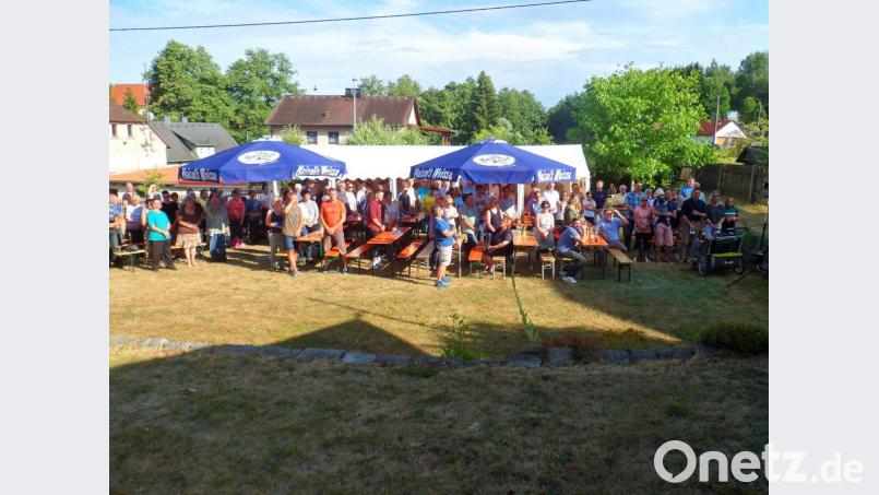 Zahlreiche Besucher feierten mit Pfarrer Pater Anish George den Gottesdienst im Pfarrgarten. Bild: soj