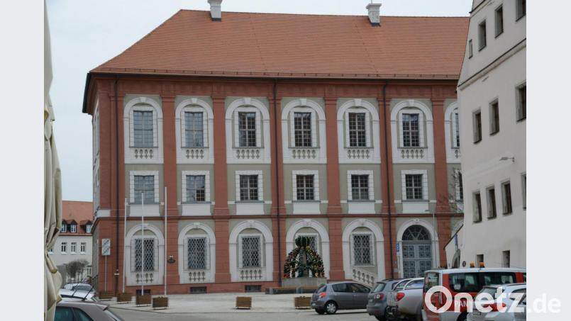 Das Landratsamt braucht Platz. Aktuell sind die Abteilungen im Landkreis Neustadt/WN und in der Stadt Weiden auf sieben Standorte verteilt. Eine Zentralisierung in Neustadt würde die Mehrheit der Mitarbeiter favorisieren. Archivbild: Petra Hartl