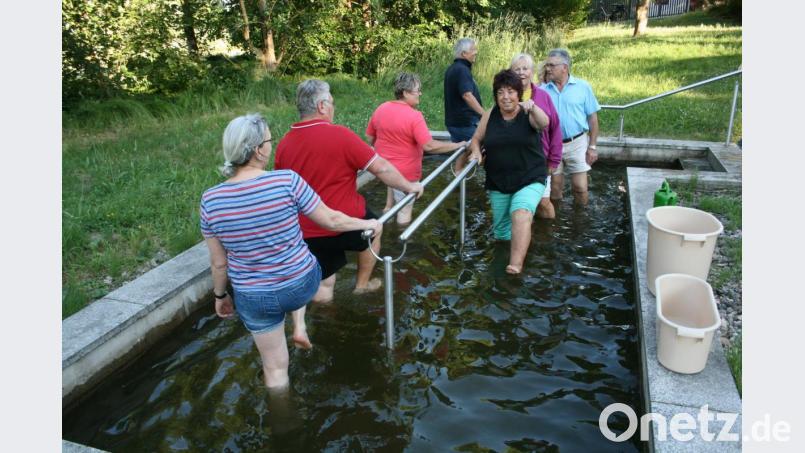 Sichtlich Spaß bereitete der Storchengang beim Wassertreten. Bild: roh