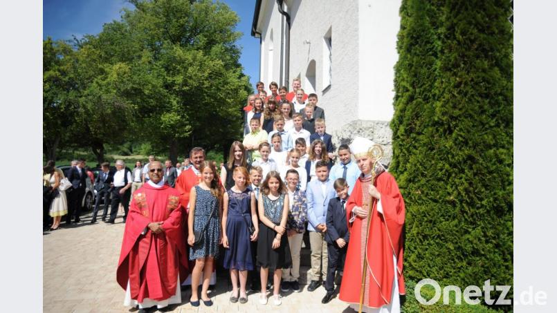 26 junge Leute aus den Pfarreien Hausen und Hohenkemnath erhielten ihre Firmung in Hausen. Bild: Andreas Brückmann