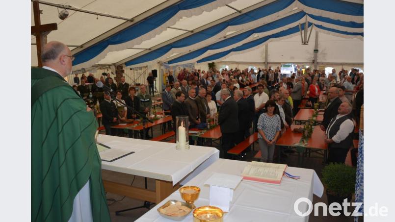 Stadtpfarrer Anton Witt zelebrierte den Festgottesdienst zum 50-jährigen Bestehen der Forstbetriebsgemeinschaft Tirschenreuth im Festzelt in Kleinsterz. Bild: jr