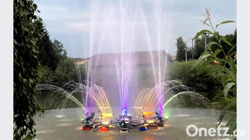 Drei Tüftler zeigen den Letzauern eine Licht-Wasser-Show mit Fontänen, Farben und Musik der Extraklasse. Bild: zer
