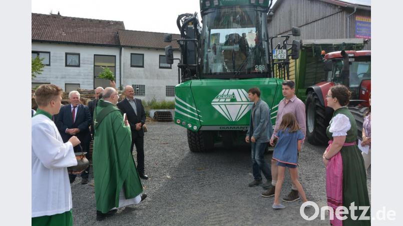 Stadtpfarrer Anton Witt segnete zu Beginn des Festgottesdienstes den neuen Holzhäcksler der Forstbetriebsgemeinschaft Tirschenreuth. Bild: jr