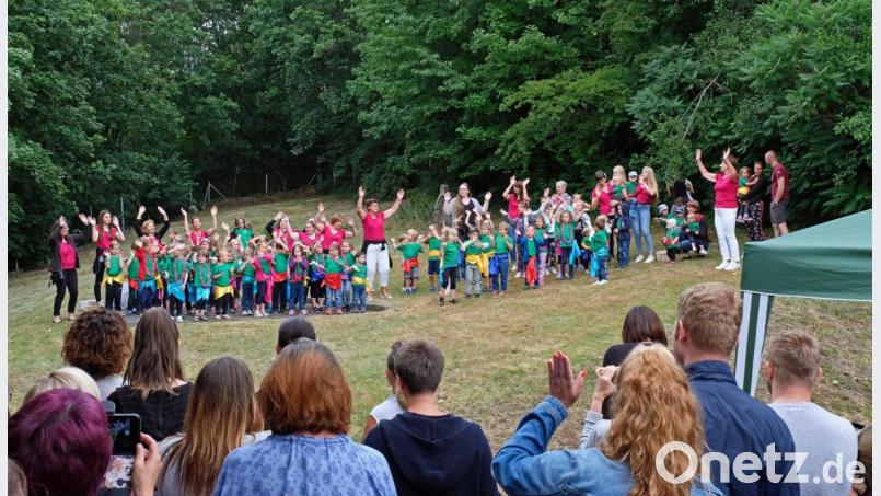 Ihren großen Auftritt hatten die Buben und Mädchen des Kinderhauses St. Anna beim Pfarrfest. Die vielen Zuschauer waren begeistert. Bild: twi