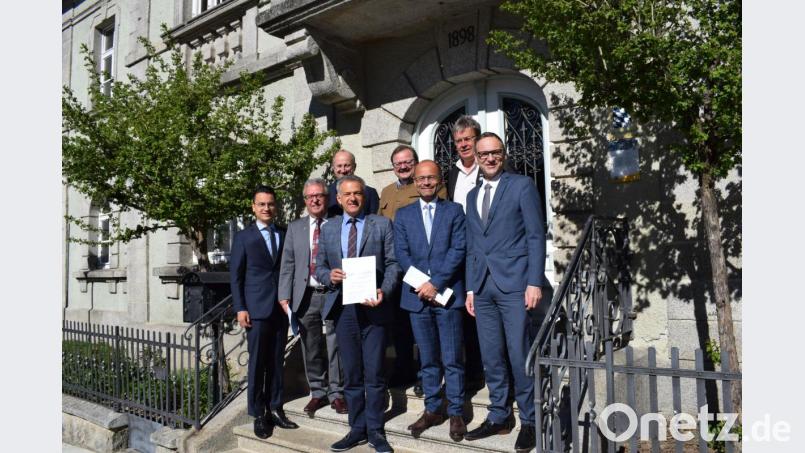 Die CSU-Kreistagsfraktion möchte eine grenzüberschreitende Koordinierungsstelle am Landratsamt Tirschenreuth ins Leben rufen. Der Antrag zur Projektidee wird bei der nächsten Kreistagssitzung besprochen. Im Bild (von links): CSU-Kreisgeschäftsfüher Bernhard Söllner, CSU-Kreisfraktionsvorsitzender Toni Dutz, Ikom-Geschäftsführer Wolfgang Kaiser, Roland Grillmeier, Alfred Stier, Alfred Scheidler, Alfred Wolf als Schnittstelle für grenzüberschreitende Zusammenarbeit und Bernd Sommer. Bild: szl