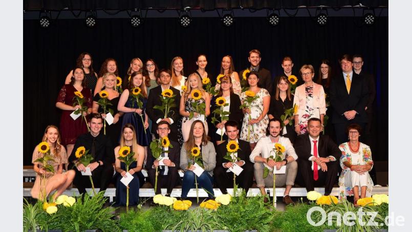 Für alle Schüler mit einem Notendurchschnitt bis einschließlich 1,9 gibt es eine Sonnenblume und Gutscheine. Zu dem großartigen Ergebnis der Gruppe I gratulieren Christoph Pitzl, Schulleiterin Gabriele Dill (zweite Reihe von rechts), Waltraud Koller-Girke und stellvertretender Schulleiter Jürgen Gleixner (erste Reihe von rechts). Bild: exb/Köppel