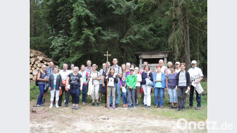 Die Creußener Pilger bei einer Rast während ihres ca zweistündigen Weges Bild: hzi