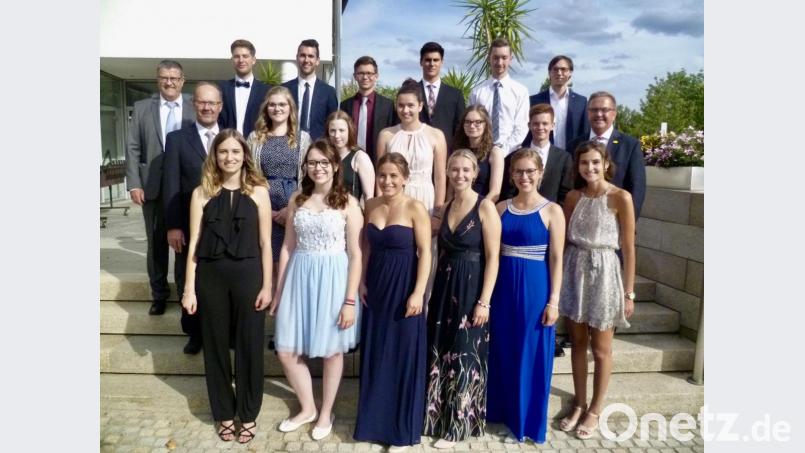 Sie schafften ein Einser-Abitur, das heißt mit einem Notendurschnitt zwischen 1,1 und 1,5. Vorne von links Julia Bader Julia (1,1), Julia Heinel (1,5), Annika Eder (1,4), Antonia Herbst (1,5), Marie-Sophie Breu (1,5), Lea Schmalzbauer (1,3). In der zweiten Reihe Carina Weigl Carina (1,3), Katharina Riedl (1,5), Franziska Thäter (1,1), Lisa Kustner (1,4), Felix Trettenbach (1,3) In der hinteren Reihe Jannik Hiltel (1,5), Sandro Zweck (1,1), Manuel Voit (1,2), Tobias Purrer (1,4), Tobias Dobmeier (1,4) und Markus Vielberth (1,3). Ihnen gratulierten Schulleiter Martin Wurdack (mittlere Reihe links), Bürgermesiter Martin Preuß (mittlere Reihe rechts) und stellvertretender Schulleiter Josef Eckert (hinten links). Bild: usc