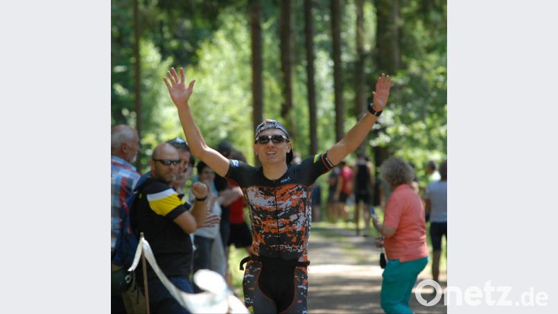 Jonas Storch läuft jubelnd ins Ziel: Der Tirschenreuther gewann am Samstag den 34. Volkstriathlon der Wasserwacht. Bild: gb