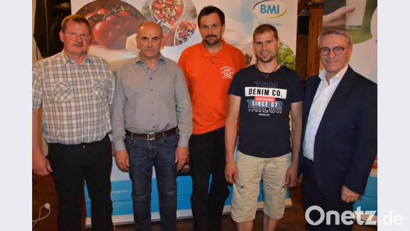 Ergänzt wurde durch die turnusgemäßen Neuwahlen Vorstand und Aufsichtsrat der Erzeugergemeinschaft Milchhof Tirschenreuth. Unser Bild zeigt (von links) Bernhard Kost, Ludwig Eckert, Günther Männer, Andreas Stock und BMI-Vorstandsvorsitzender Peter Hartmann. Bild: jr