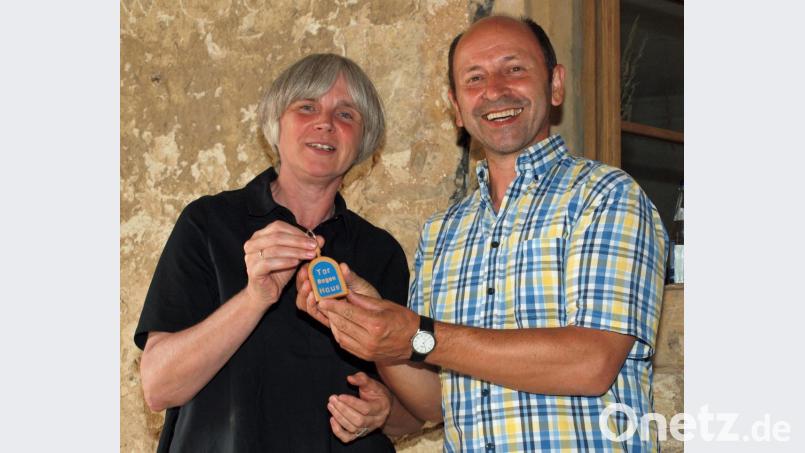 SPD-Vorsitzender Hans Ram übergab als kleines Dankeschön an Birgit Rieger einen Schlüsselanhänger für das Anwesen. Bild: sön