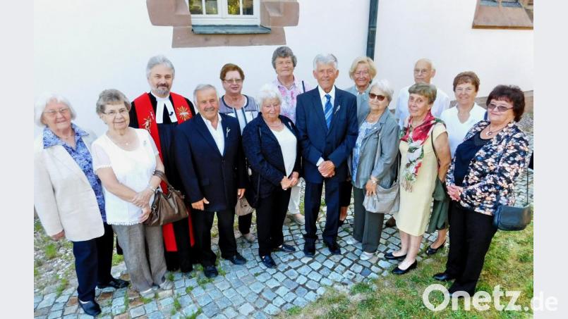 Das Gruppenbild zeigt die Jubilare der eisernen (65 Jahre) und diamantenen Konfirmation (60 Jahre) zusammen mit Pfarrer Dirk Grafe (Dritter von links). Bild: hai