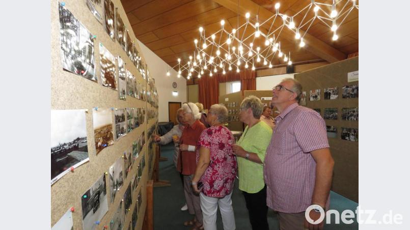 Die Gäste schauten sich sehr interessiert die alten Fotos von Wiesauer Bürgern an. Bild: ubb