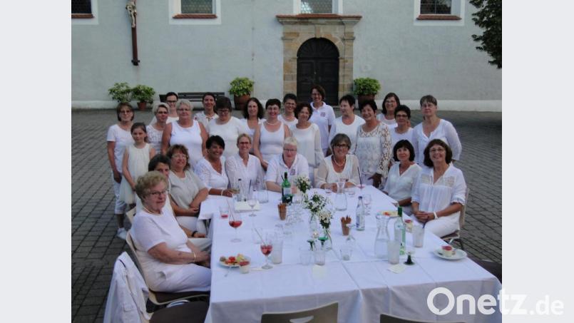 Ganz in weiß: Der Schlichter Frauenbund feierte im Pfarrhof. Bild: exb