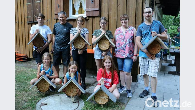 Den Vereinsnachwuchs für Tier und Natur zu begeistern ist ein stetes Bestreben des Kleintierzuchtvereins. Jugendleiter Johannes Tretter (rechts) baute beim Hüttenaufenthalt im Steinwald mit den Jugendlichen Insektenhotels. Unterstützung bekam er von Simon Hausknecht (links). Vorsitzende Ramona Bauer (Zweite von rechts) dankte Zweitem Bürgermeister Oskar Schuster (Zweiter von links), der die Schirmherrschaft für die große Kreisschau vom 9. bis 10. November in der Steinwaldhalle übernommen hat. Bild: bsc