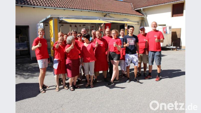 Michael Rischke (links), Vorsitzender des SPD-Ortsverein Ursensollen, mit seinem Helfer-Team beim Fischfest. Bild: exb