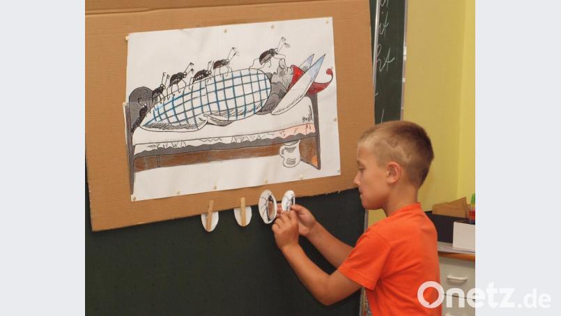 Bei der Klasse 2a mussten in vorgegebener Zeit möglichst viele Maikäfer an Onkel Fritzens Bett angebracht werden. Bild: sön