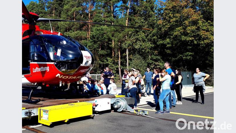 Die Löschwichte besuchen den Rettungshubschauer und erfahren viel Neues rund um die Rettung aus der Luft. Bild: zer