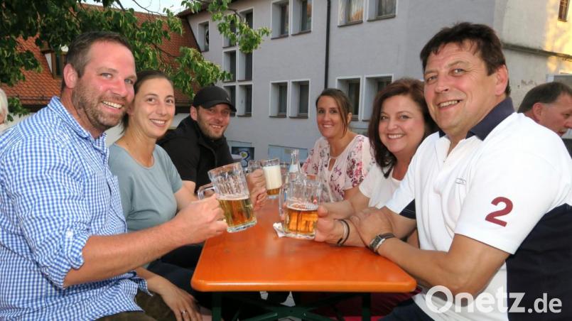 CSU-Vorsitzender Tobias Knechtel (links) hatte die Idee zum Sommerfest bei Bier, Wein und Snacks. Bild: Hirsch