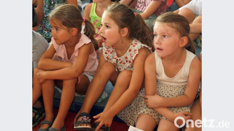 Gespannt verfolgten die Kinder die Aufführung des Theaterstücks „Max und Moritz retten die Schule“. Bild: sön