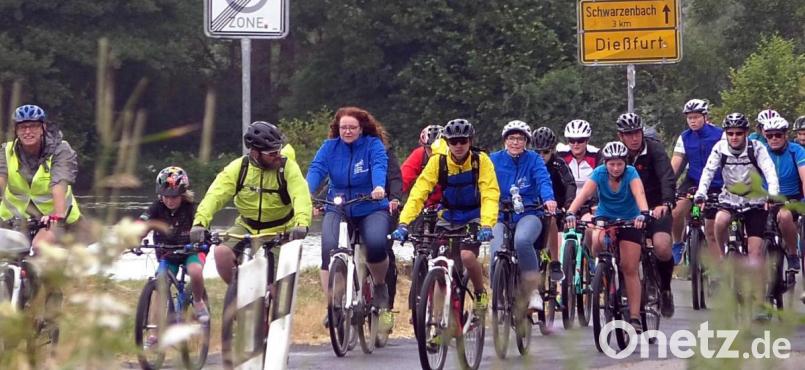 Ob bei leichtem Regen oder im Sonnenschein: Die Teilnehmer der NEW-Radtour genießen die malerische Route. Bild: zer