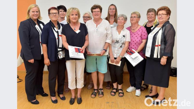 Kerstin Wittmann vom Klinikum St. Marien (links), Oberschwester a.d. Elisabeth Ziegler vom Sana-Klinikum Hof (2.v.l.) und Oberin Brigitte Wedemeyer (rechts). Bild: zig