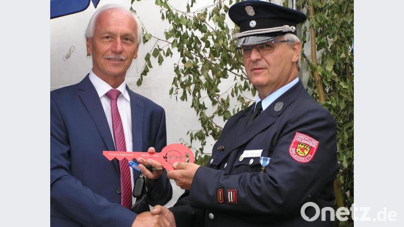 Bürgermeister Peter König (links) überreichte Kommandant Albert Thalhammer symbolisch den Schlüssel für das neue Fahrzeug. Bild: öt
