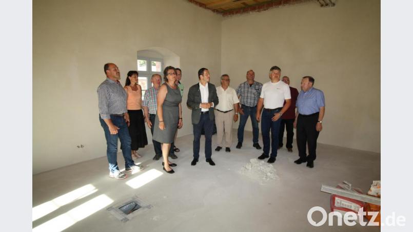 Beeindruckt zeigte sich Bundestagsabgeordneter Albert Rupprecht (Sechster von links) bei einem Besuch in Trabitz vom Baufortschritt im Meierhof-Hauptgebäude (&quot;Memory&quot;). Begleitet wurde er von Bürgermeisterin Carmen Pepiuk und weiteren Mitgliedern der Trabitzer CSU. Bild: bjp Bild: bjp