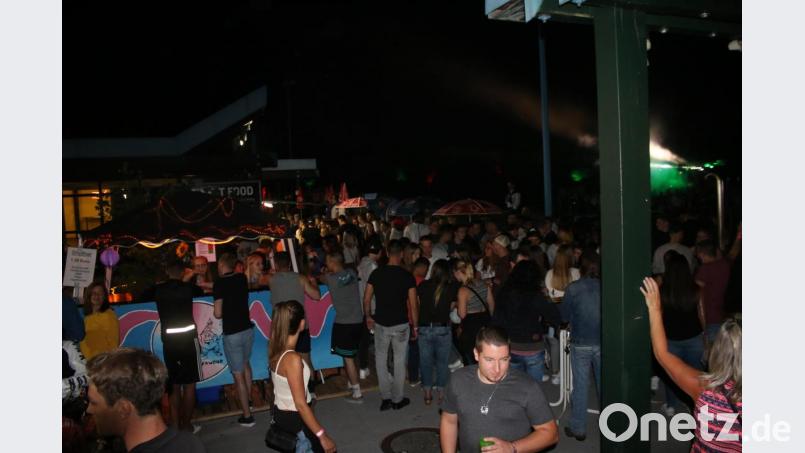 Über das volle Waldbad freut sich die Junge Union. Über 1600 Leute feiern in Grafenwöhr bis spät in die Nacht hinein. Bild: sne