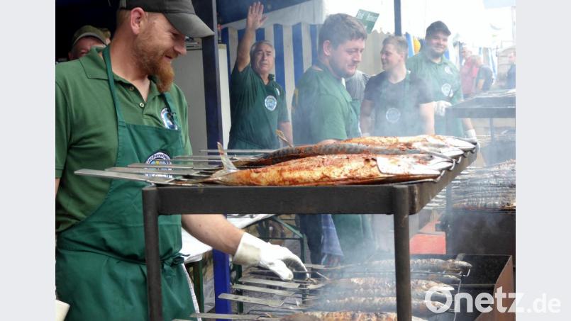 Fischbraterei – eine heiße Angelegenheit, doch eine fröhlicheTruppe! Bild: fsb