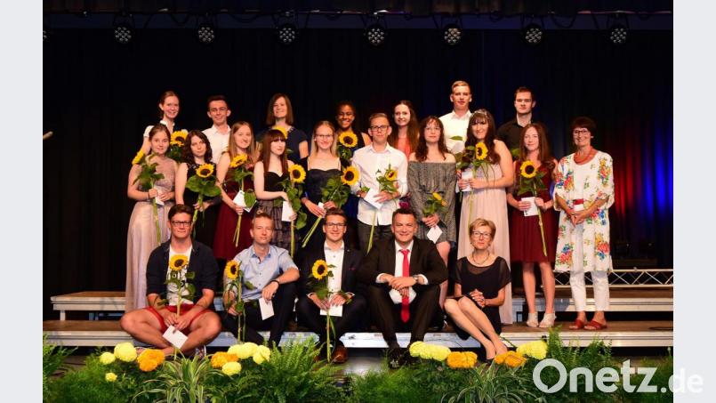 Auch bei der zweiten Feierlichkeit der FOS/BOS gibt es für die besten Schüler viel Lob und Auszeichnungen. Bild: Winkler