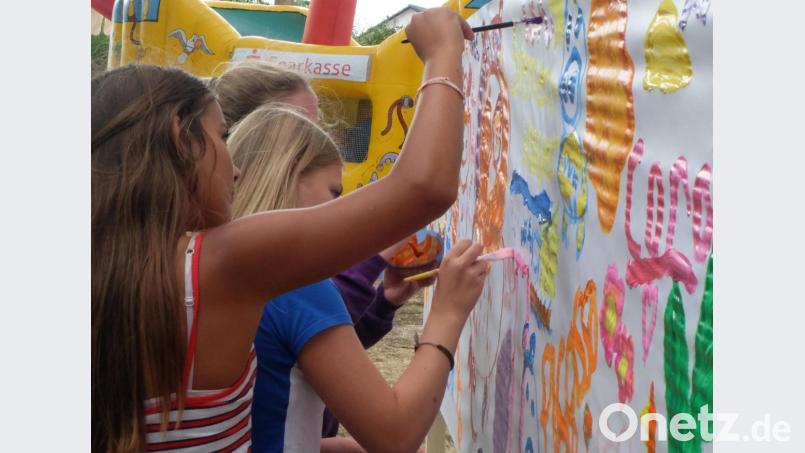 Die Malwand der KLJB übte eine starke Anziehungskraft aus. Vor allem Mädchen nahmen die Gelegenheit wahr, einfallsreiche Bilder aufs Papier zu zaubern.
. Bild: ohr