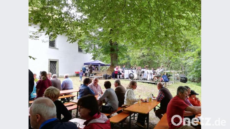 Unter dem Blätterdach macht den Besuchern des Gartenfests am Ulrichsberg auch der gelegentliche Nieselregen nichts aus. Die &quot;Eslarner Werkstatt-Musikanten&quot; sorgen derweil für die richtige Atmosphäre. Bild: ens