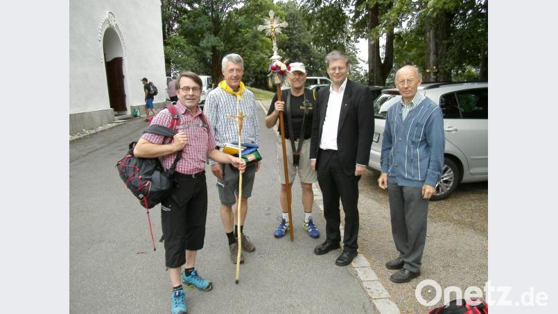 Fahrenbergpfarrer Norbert Götz (Zweiter von rechts) erwartete die Pilger. Im Bild der Geistliche mit (von links) Reinhard Legat, Klaus Müller und Wolfgang Scheunemann sowie (rechts) Karl Scheidler. Bild: exb