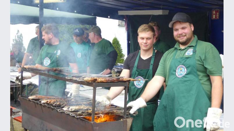 Fischbraterei – eine heiße Angelegenheit an vergangenen Wochenende, doch eine fröhliche Truppe. Bild: fsb