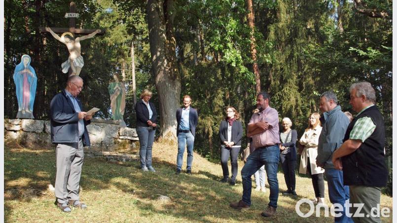 Pater Hermann Sturm segnete auf dem Kalvarienberg unterhalb der Kreuzigungsgruppe das Landschaftskino. Bild: sön
