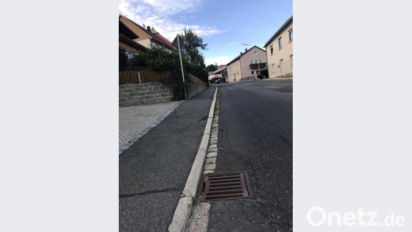 Der Gehsteig zwischen Gollwitzerweg und katholischer Kirche muss saniert werden; der Gemeinderat hat nun den Auftrag vergeben. Bild: eig