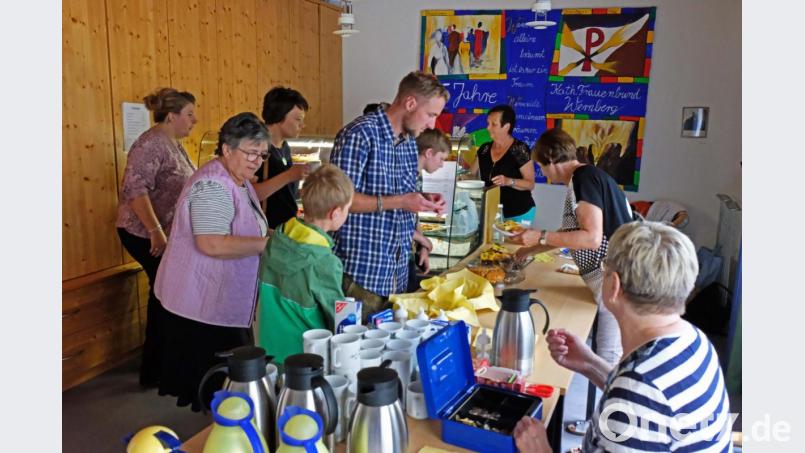 &quot;Erste Sahne&quot; waren die Kuchen vom Frauenbund. Sie fanden reißenden Absatz.. Bild: twi