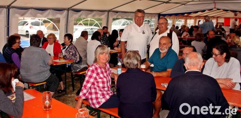 Einmal Blick in das Zelt, das gut besetzt war beim Gartenfest Bild: R. Kreuzer