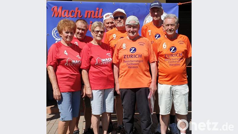 Das Team von Weiden 2 mit Barbara Engmann, Bernhard Balk, Gertrude Stock, Siegfried Engmann, und das Team von Weiden 1 mit Karl Voit, Hans Stock, Martin Mahl, Hans Gilch. Bild: R. Kreuzer