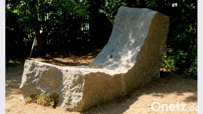 Die neue Sitzbank ist ein auffälliges Granitgebilde, das sich harmonisch in den Kreislehrgarten einfügt. Bild: le