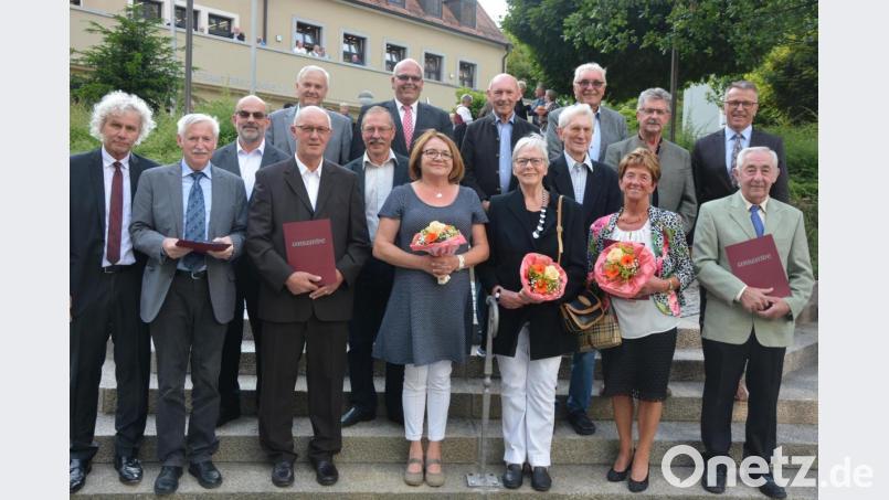 Mit der Johann-Andreas-Schmeller-Medaille zeichnete der Landkreis diese neun Personen aus. Landrat Wolfgang Lippert (links) und die Bürgermeister aus den Orten der Geehrten gratulierten. Bild: jr