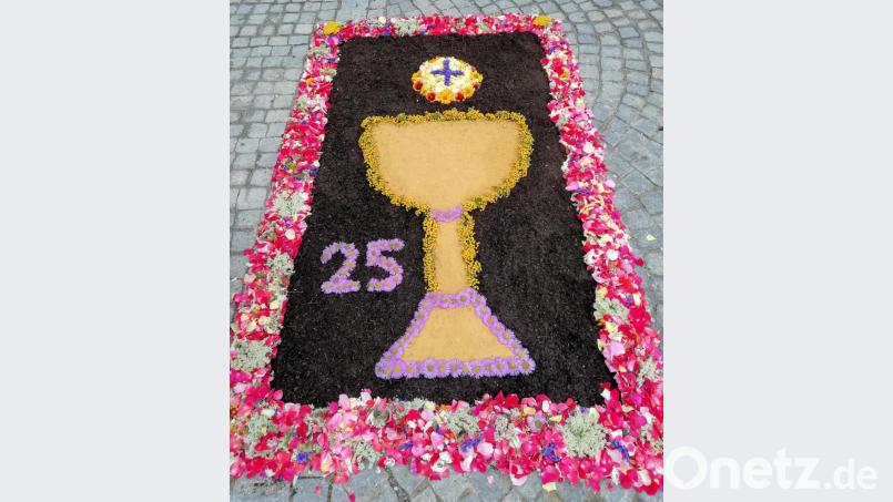 Ein Blumenteppich, angefertigt von der Kolpingfamilie. Bild: bjo