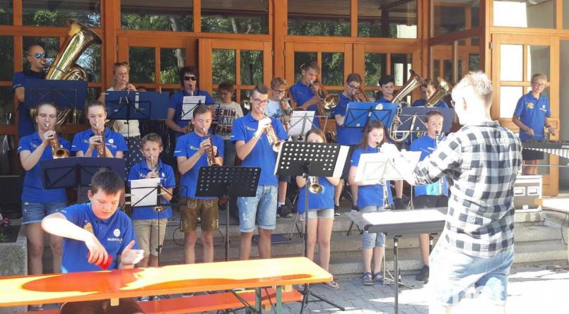 Mit flotter Blasmusik unterhält das von Tim Winkler dirigierte Musikzug-Jugendorchester die zahlreichen Gäste des 30. Jura-Gartenfestes, bei dem Menschen mit und ohne Behinderung ungezwungen und ausgelassen miteinander feiern. Bild: u