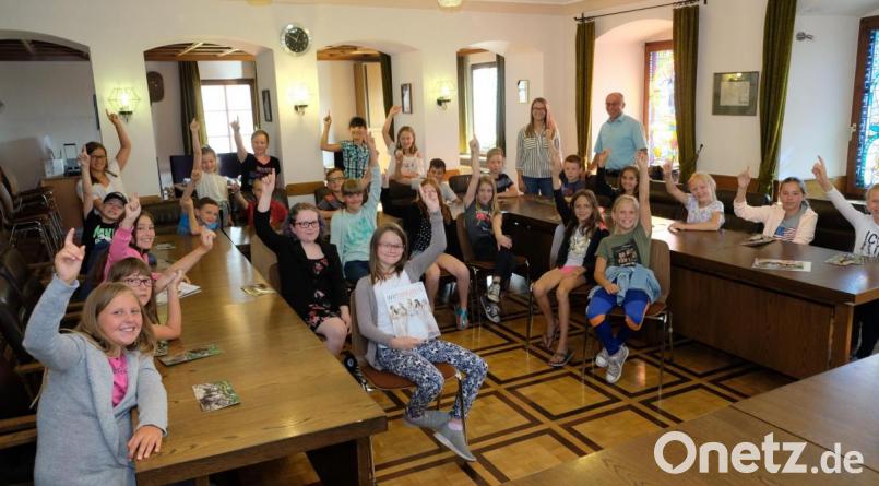 Fingerschnalzen und "Herr Bürgermeister, ich weiß was" sind beim Besuch der vierten Jahrgangsstufe der Grundschule "Am Rauhen Kulm" bei der Verwaltungsgemeinschaft Eschenbach angesagt. Deren stellvertretender Vorsitzender, der Speinsharter Bürgermeister Albert Nickl steht Rede und Antwort. Bild: do