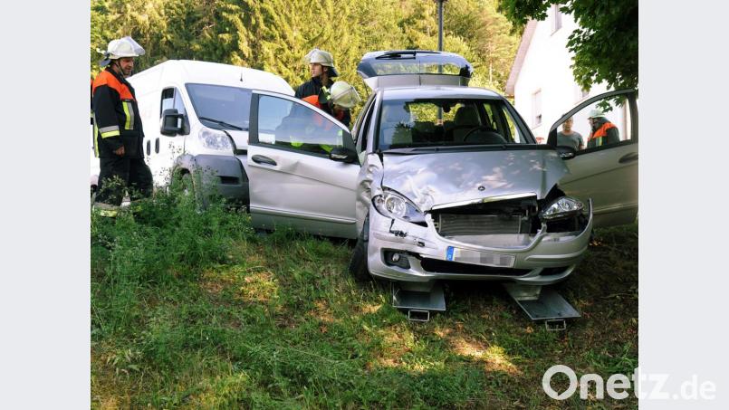 Der Fahrer dieses Mercedes der A-Klasse hätte auf der AS1 direkt am Ortseingang von Illschwang die Vorfahrt gehabt. Der aus Richtung Pürschläg auf der AS35 kommende Lenker des Fiat Ducato (im Bildhintergrund) übersieht das laut Polizei und erwischt den Benz heftig. Bild: Gerhard Franz