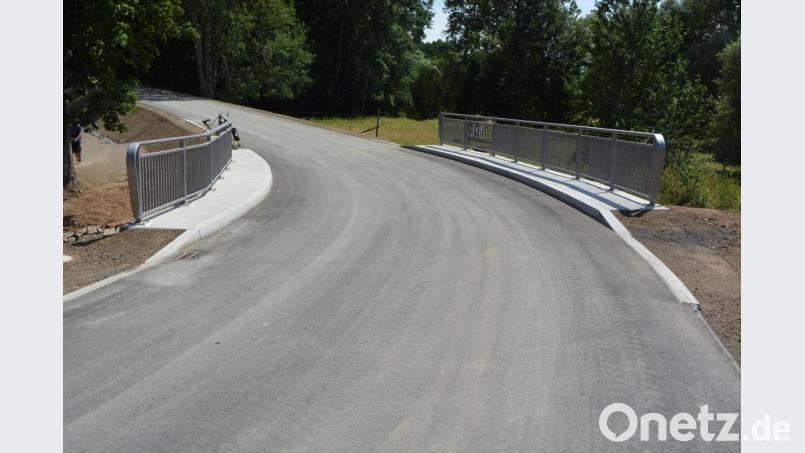 Die neue Kriegermühlbrücke über den Seibertsbach ist auch für schwere landwirtschaftliche Gespanne ausgelegt, die maximale Traglast beträgt 60 Tonnen. Bild: jr